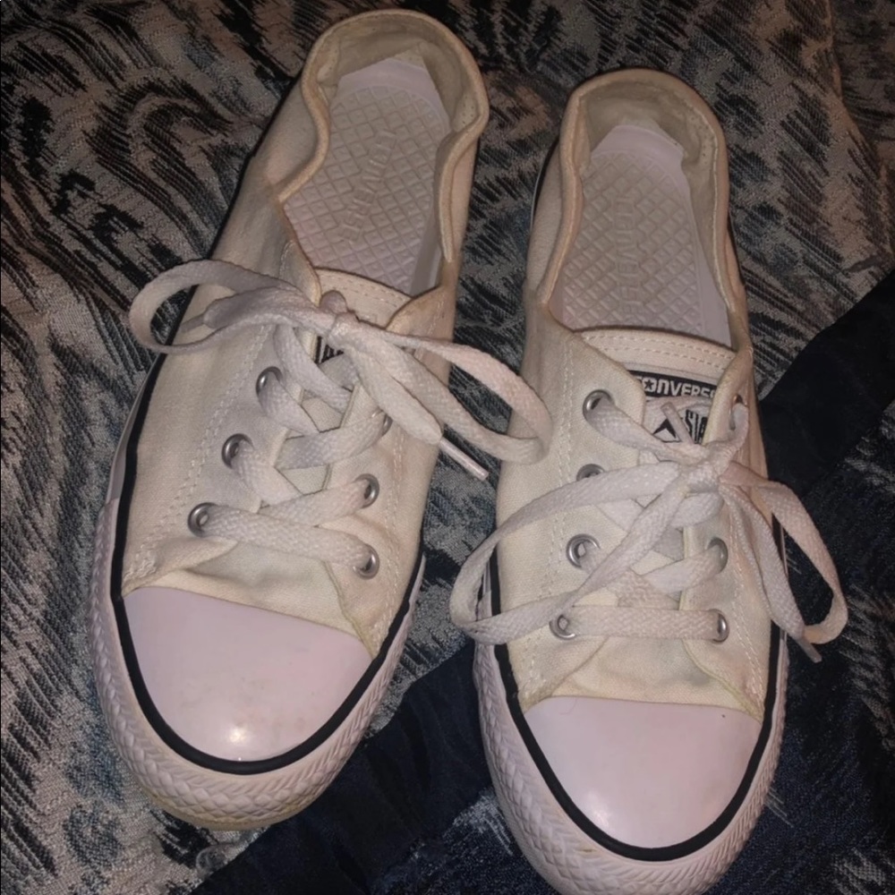 Woman’s white converse size 9